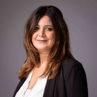 Nadia Terenzi Ritratto di donna sorridente con capelli castani e giacca nera