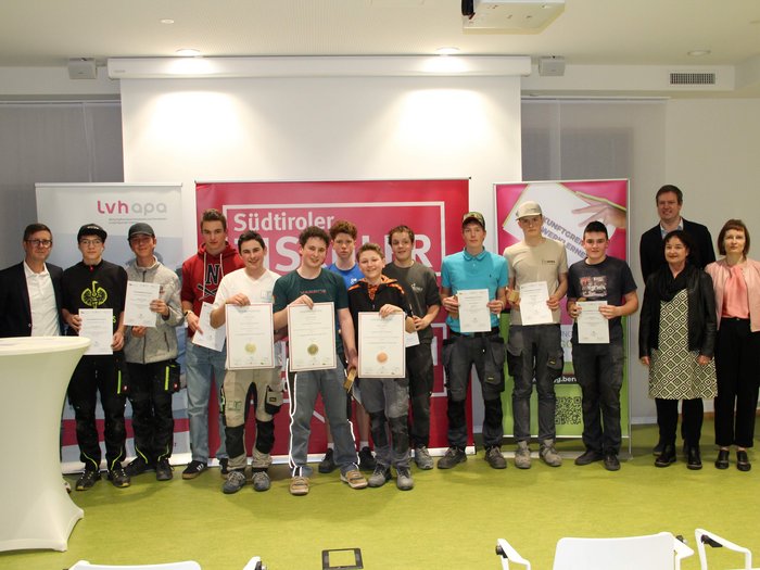 Il futuro dell’artigianato Gruppo di giovani con certificati durante la cerimonia di premiazione
