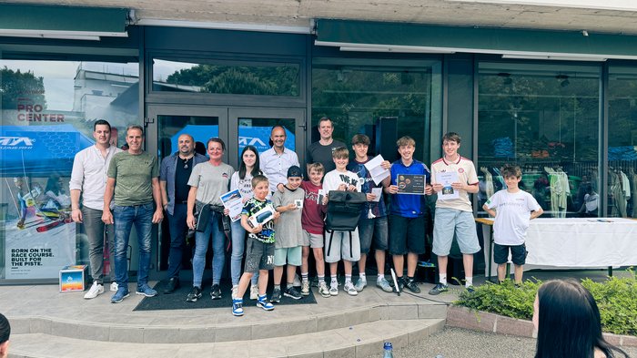 „Anpacken und Gewinnen“ – Eppans erster Handwerksparkour begeistert! Gruppe von Kindern und Erwachsenen mit Urkunden und Preisen vor einem Gebäude