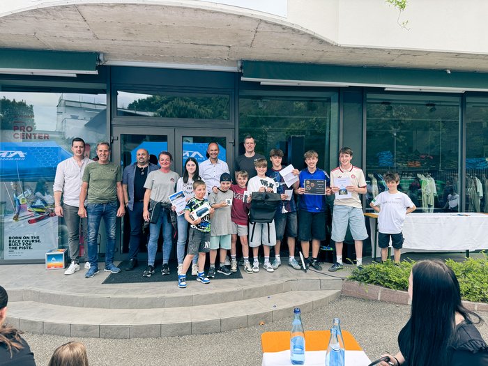 “Anpacken und Gewinnen” (“Affronta e vinci”): il primo parcour dei mestieri artigianali ad Appiano è un'ispirazione! Gruppo di bambini e adulti con certificati e premi davanti a un edificio