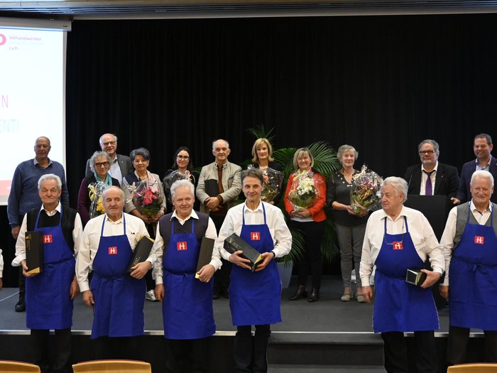 Jahreshauptversammlung der Funktionärinnen und Funktionäre der Althandwerker/innen Gruppe älterer Menschen bei Ehrung mit Blumen und Geschenken auf Bühne