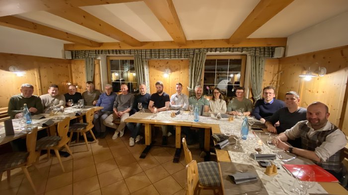 Erste Massivbautagung im Herbst 2022 Gruppe von Menschen an einem langen Tisch in einem rustikalen Restaurant