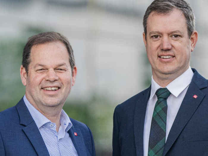 Südtirol: Meisterbrief ist dem Bachelor gleichgestellt Zwei Männer in Anzügen lächelnd vor einem Gebäude