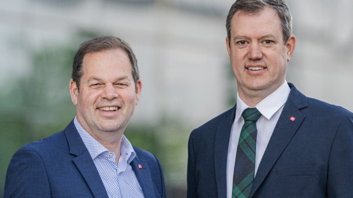 Alto Adige: il diploma di maestro artigiano equivale a una laurea di primo livello Due uomini in abiti sorridenti davanti a un edificio