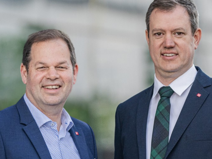 Alto Adige: il diploma di maestro artigiano equivale a una laurea di primo livello Due uomini in abiti sorridenti davanti a un edificio