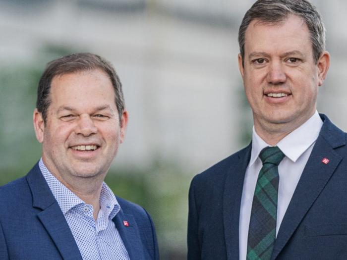 Südtirol: Meisterbrief ist dem Bachelor gleichgestellt Zwei Männer in Anzügen lächelnd vor einem Gebäude