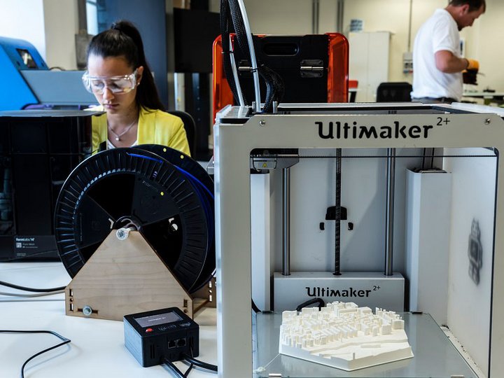Digitale Lösungen 3D-Drucker Ultimaker 2+ fertigt Architekturmodell, Person im Hintergrund
