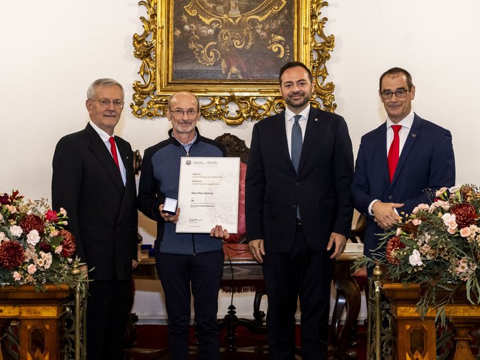 Südtiroler Wirtschaftspreis 2024 Vier Männer bei einer Auszeichnung, einer hält eine Urkunde und eine Medaille