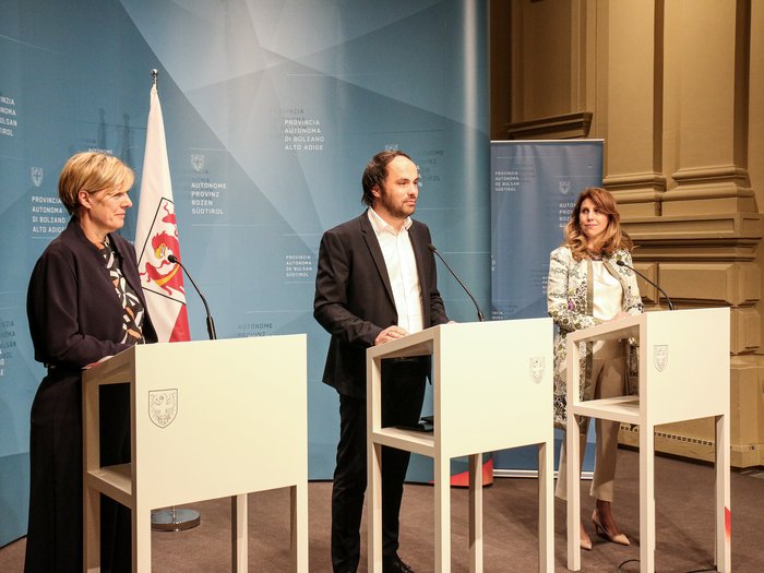 Frauen im lvh: Neue Förderung lässt aufatmen Drei Personen stehen an Pulten bei einer Pressekonferenz in Südtirol