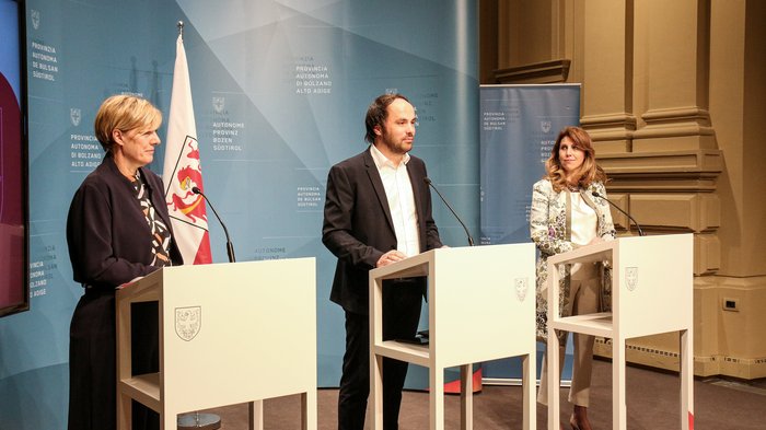 Frauen im lvh: Neue Förderung lässt aufatmen Drei Personen stehen an Pulten bei einer Pressekonferenz in Südtirol