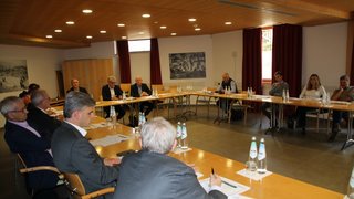 Plattform Land Menschen in Geschäftsbesprechung in einem Konferenzraum mit U-förmigem Tisch