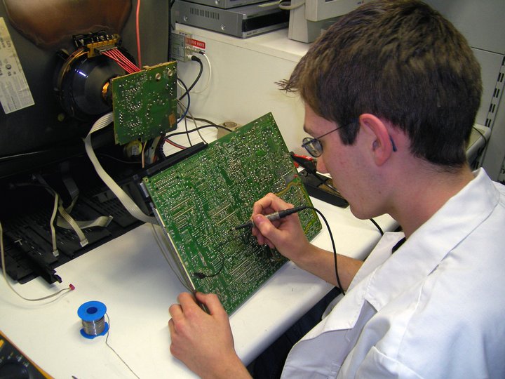 Percorso formativo Tecnico controlla circuito stampato con strumento di misura in laboratorio