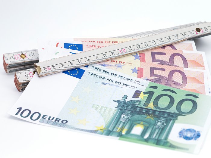 Positive Nachrichten aus Rom Euro Banknoten und ein Messstab auf weißem Hintergrund
