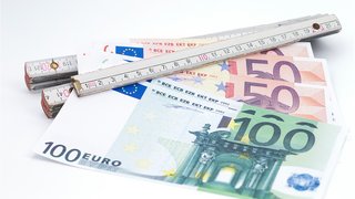 News Euro Banknoten und ein Messstab auf weißem Hintergrund