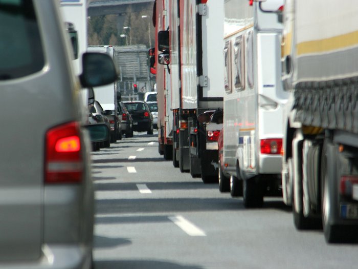 Brennersperre am 30. Mai: Transporteure warnen vor wirtschaftlichem Totalschaden Stau mit LKWs und Autos auf der Autobahn