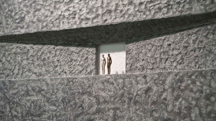 La 31^ Fiera d’Arte UNIKA apre le porte a Ortisei Due piccole figure davanti a un muro grigio strutturato con ombre