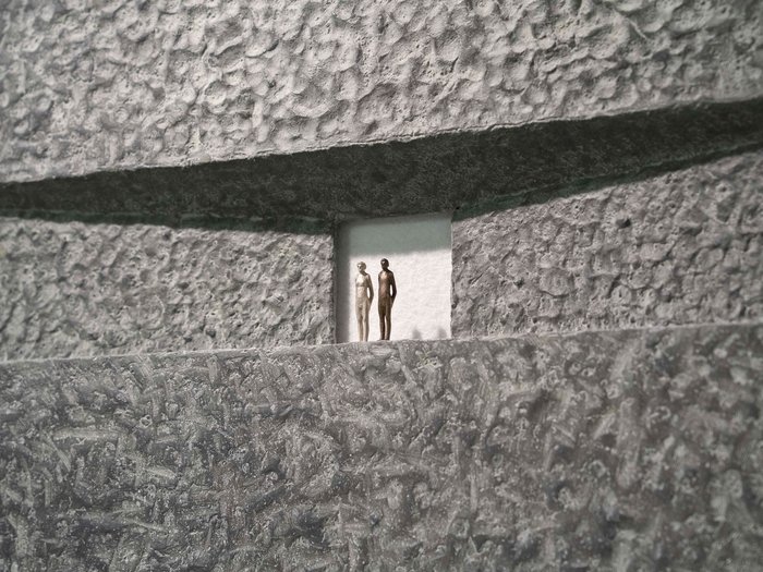 La 31^ Fiera d’Arte UNIKA apre le porte a Ortisei Due piccole figure davanti a un muro grigio strutturato con ombre