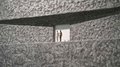 La 31^ Fiera d’Arte UNIKA apre le porte a Ortisei Due piccole figure davanti a un muro grigio strutturato con ombre
