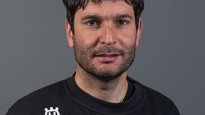 Altrei: Gute Zusammenarbeit zwischen Handwerk und Gemeinde Porträt eines Mannes mit schwarzem Pullover vor grauem Hintergrund