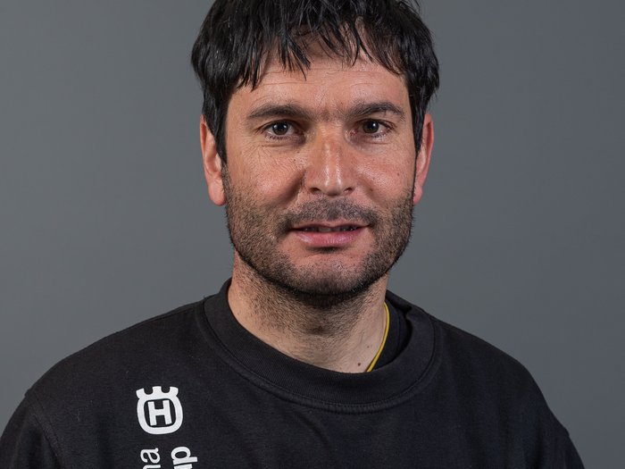 Altrei: Gute Zusammenarbeit zwischen Handwerk und Gemeinde Porträt eines Mannes mit schwarzem Pullover vor grauem Hintergrund