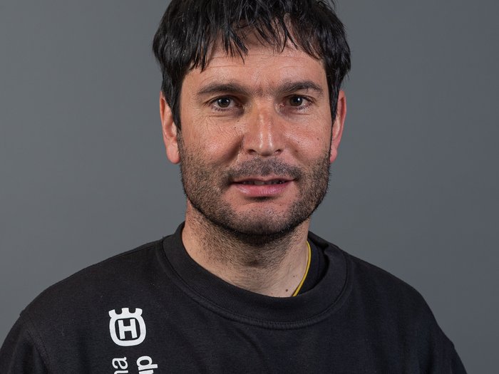 Altrei: Gute Zusammenarbeit zwischen Handwerk und Gemeinde Porträt eines Mannes mit schwarzem Pullover vor grauem Hintergrund