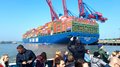Die Althandwerker besuchen Hamburg Viele Menschen fotografieren ein großes Containerschiff mit bunten Container in einem Hafen