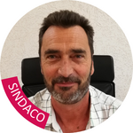 Burgraviato Ritratto di uomo sorridente con barba e camicia a quadri