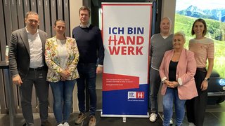 News Sechs Personen stehen neben einem Banner mit der Aufschrift Ich bin Handwerk