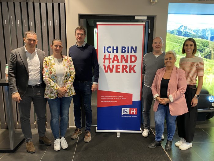 Mission Handwerk in Brixen Sechs Personen stehen neben einem Banner mit der Aufschrift Ich bin Handwerk