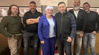 News Sechs Personen stehen zusammen vor einem lvhapa Banner in einem Innenraum