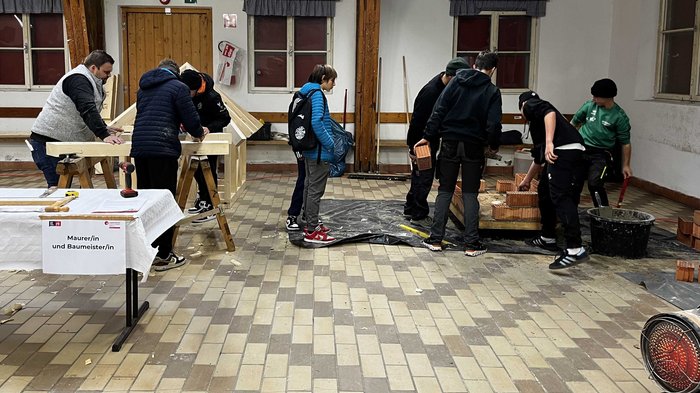 Ein Tag rund ums Handwerk: die Junghandwerker/innen Wipptal machens möglich Jugendliche bei Zimmerer- und Maurerarbeiten in einer Werkstatt