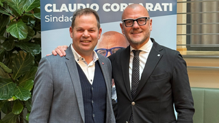 News Zwei Männer in Anzügen lächeln vor einem Wahlplakat von Claudio Corzatti