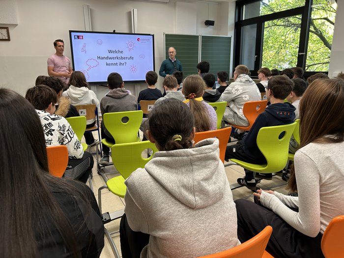 Mittelschule „Carl Wolf“: Einblicke in die Welt der Berufe im Handwerk und dem Gastgewerbe Schüler hören Vortrag über Handwerksberufe im Klassenzimmer