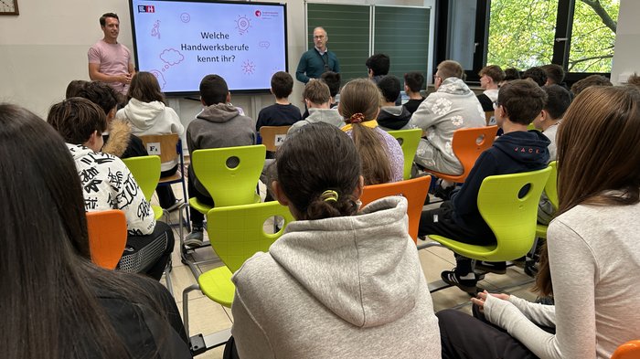 Mittelschule „Carl Wolf“: Einblicke in die Welt der Berufe im Handwerk und dem Gastgewerbe Schüler hören Vortrag über Handwerksberufe im Klassenzimmer