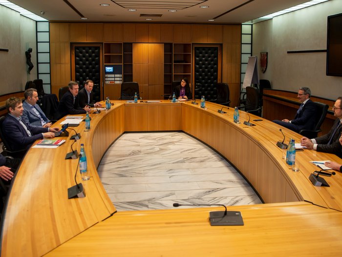 lvh-Spitze auf Antrittsbesuch bei Kompatscher und Galateo Menschen sitzen in einem Besprechungsraum an einem großen, ovalen Holztisch