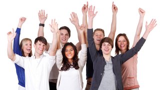 News Gruppe junger Menschen, die fröhlich die Hände erhoben haben