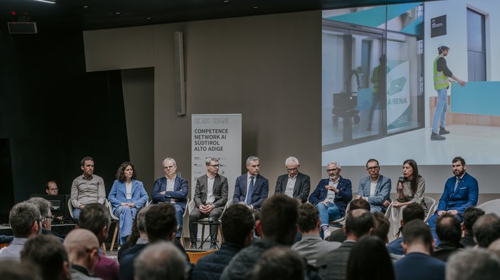 Anlaufstelle für Künstliche Intelligenz vorgestellt Podiumsdiskussion bei Competence Network AI Südtirol mit vollbesetztem Publikum