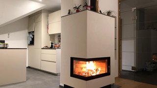 ofen © lvh.apa Moderne Eckkamin im Wohnzimmer neben der weißen Küche