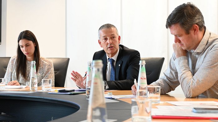 Wohnen muss leistbar sein! Herausforderungen und Lösungsansätze in Südtirol Drei Personen diskutieren bei einer formellen Besprechung am Konferenztisch