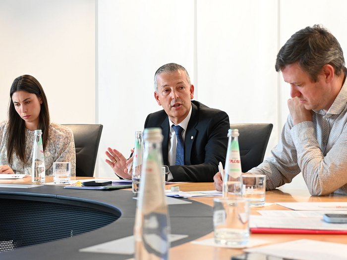 Abitare deve essere accessibile! Sfide e soluzioni in Alto Adige Tre persone discutono durante una riunione formale a un tavolo da conferenza