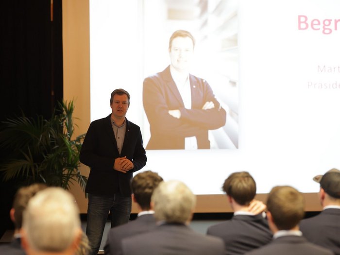 Aperitivo WorldSkills alla Casa dell'Artigianato Uomo che tiene una presentazione davanti a un pubblico con proiettore