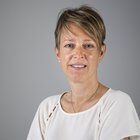 dott.ssa mag. Petra Willi Porträt einer lächelnden Frau mit kurzem Haar vor grauem Hintergrund