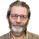 Vetrai Primo piano di uomo anziano con occhiali e barba su sfondo bianco