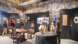 © Alan Bianchi Verschiedene Kunstwerke und Skulpturen in einer Museumsausstellung mit Besuchern