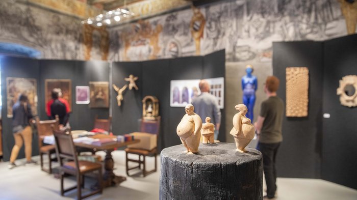 © Alan Bianchi Verschiedene Kunstwerke und Skulpturen in einer Museumsausstellung mit Besuchern