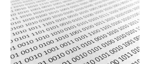 Digitale Lösungen Nahaufnahme von gedruckten Binärzahlen auf weißem Papier
