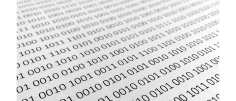 Soluzioni digitali Primo piano di numeri binari stampati su carta bianca