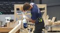 WorldSkills 2022 Special Edition: Zimmerer Marcel Bolego holt Silbermedaille Mann bearbeitet Holz mit Hammer und Meißel in Werkstatt