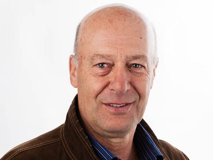 Pensionen: "Auf Worte sollen Taten folgen" Porträt eines älteren Mannes mit hellbrauner Jacke vor weißem Hintergrund