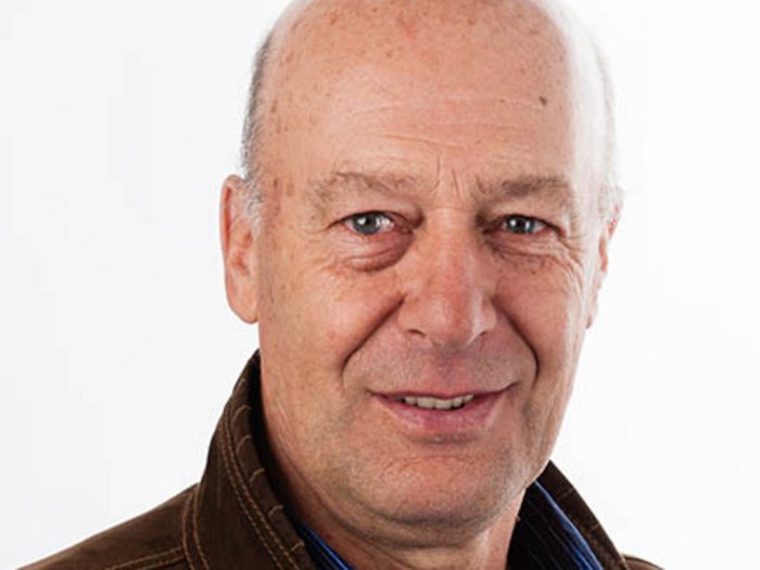 Althandwerker im lvh: „Schauen wir auf uns!“ Porträt eines älteren Mannes mit hellbrauner Jacke vor weißem Hintergrund